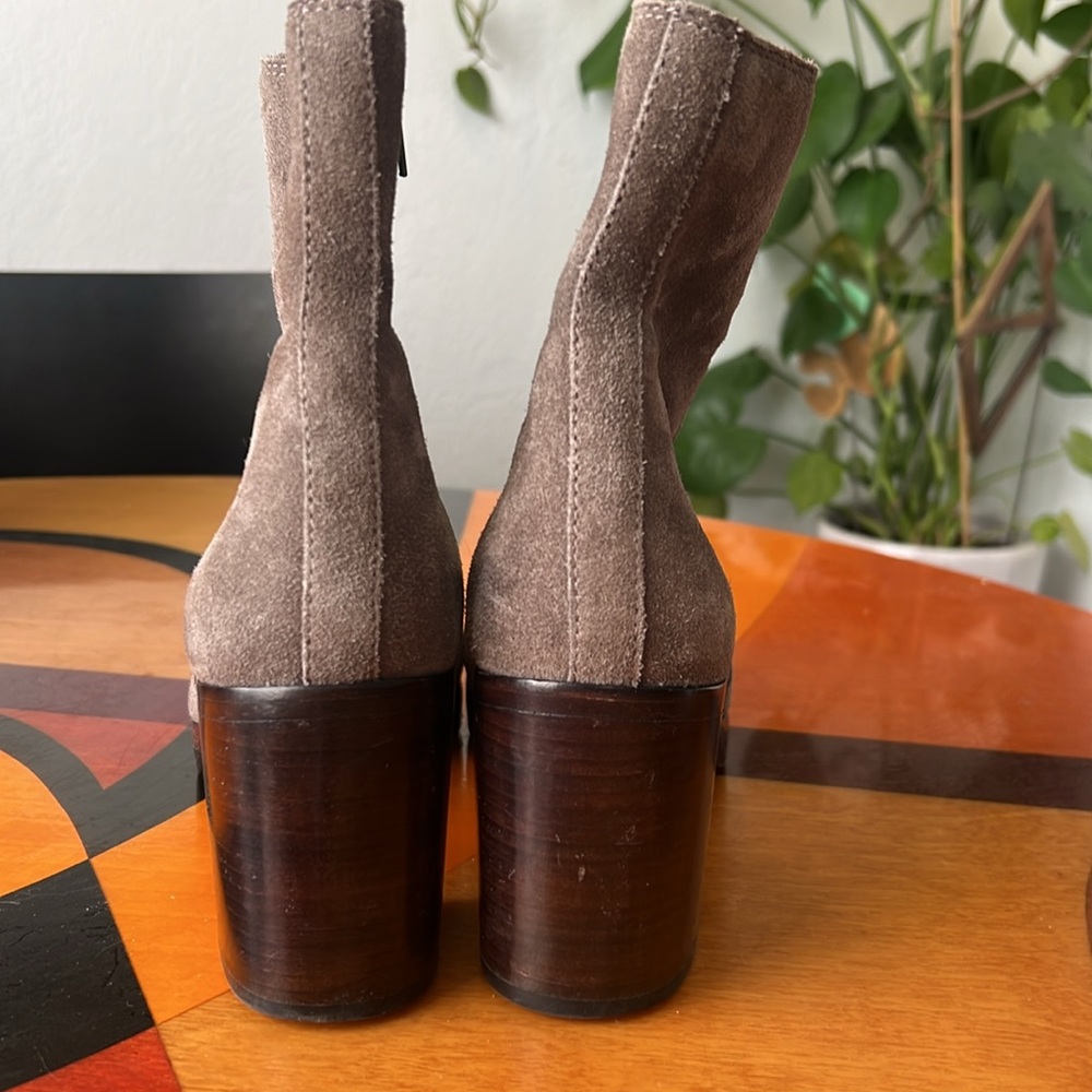 FRYE Joan Campus Suede Wood heeled ankle zip boot. Size 9.5 M  Grey - Picture 6 of 12